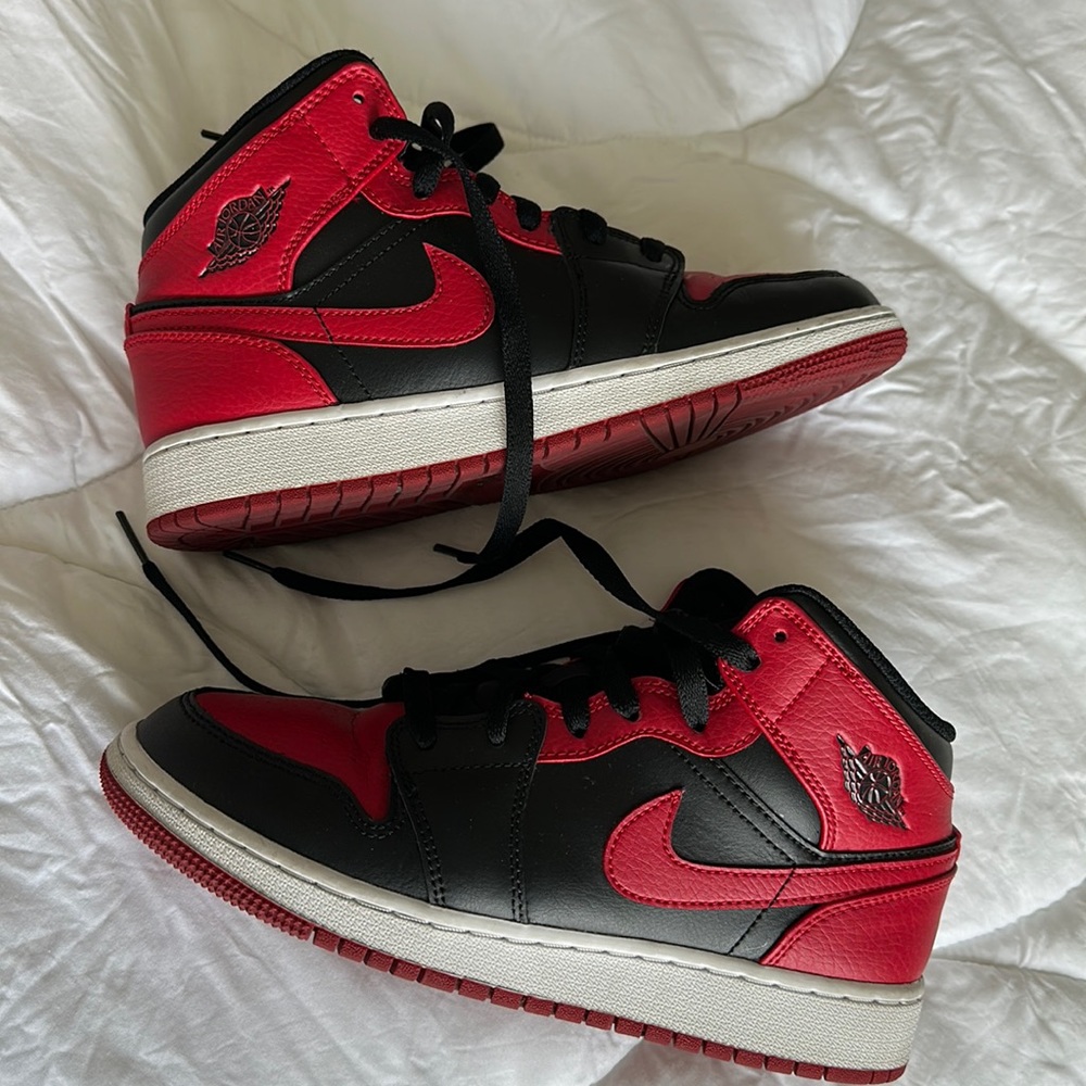 Air Jordan 1 mid black and red